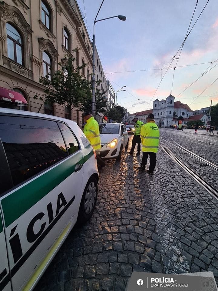 Policajti si posvietili na