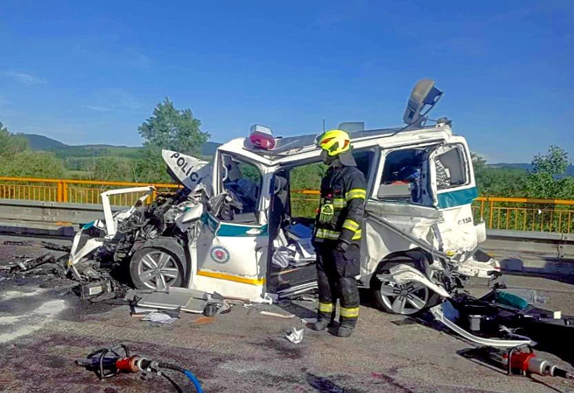 Náraz zdemoloval aj policajné auto. Dvaja muži zákona utrpeli vážne zranenia, jeden bojuje o život.