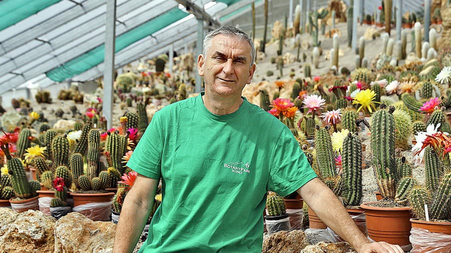 Pestovateľ kaktusov Jozef Šuráni (57) vo svojom kráľovstve.
