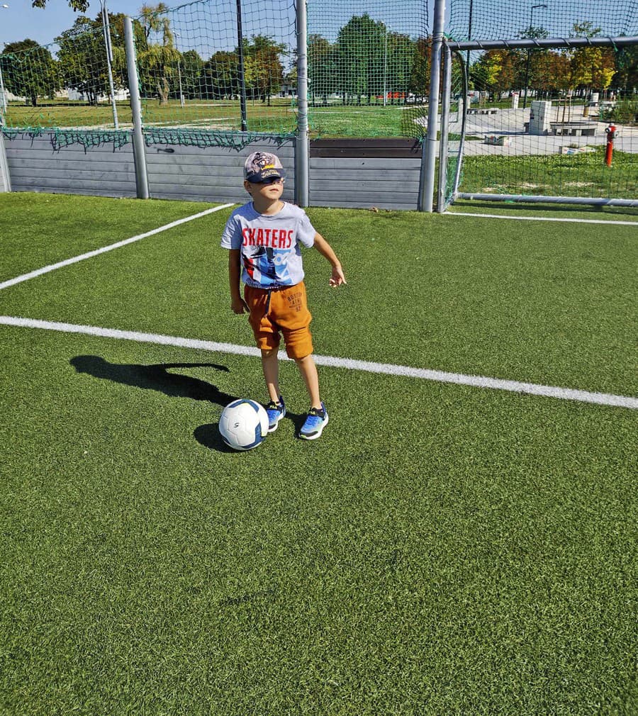 Kiko (9) sa najradšej hrá sám, no futbal tvorí výnimku