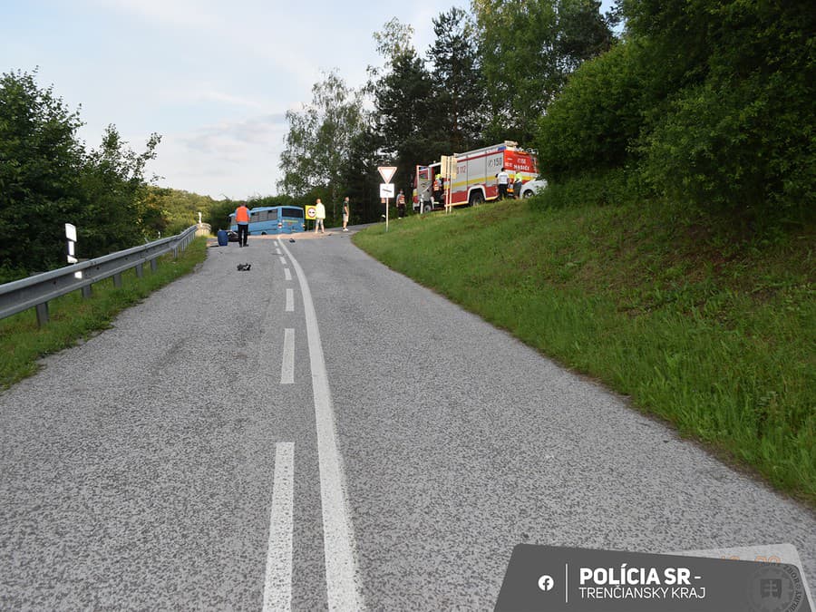 Vážna dopravná nehoda autobusu a motorkára