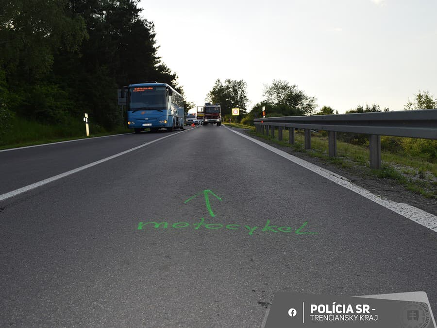 Vážna dopravná nehoda autobusu a motorkára