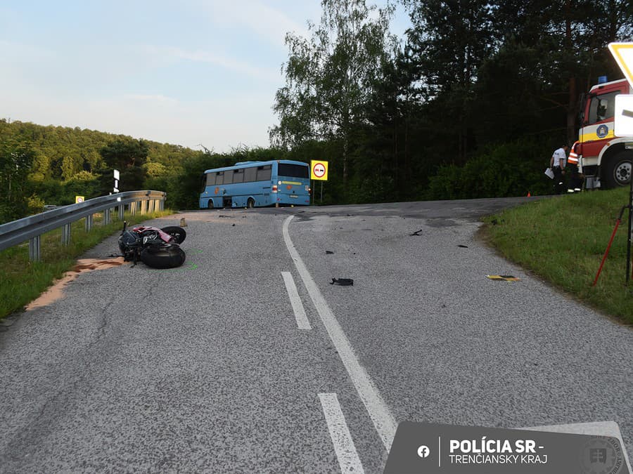 Vážna dopravná nehoda autobusu a motorkára