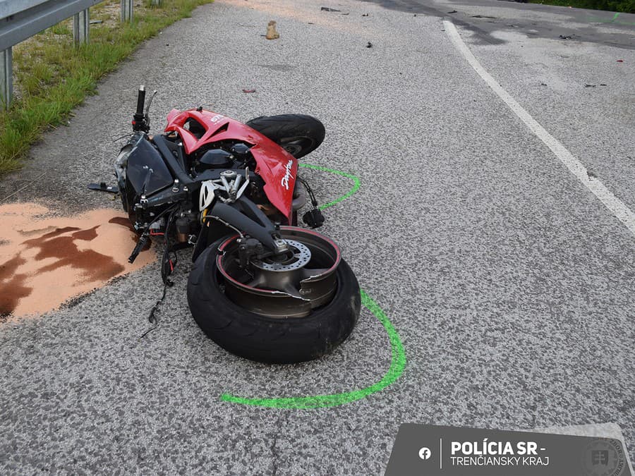 Vážna dopravná nehoda autobusu a motorkára