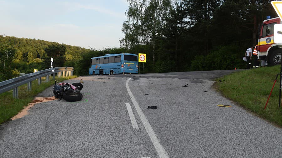 Vážna dopravná nehoda autobusu a motorkára