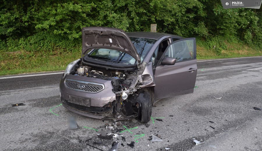 Motorkárku zrazilo auto, ktoré jej nedalo prednosť. 