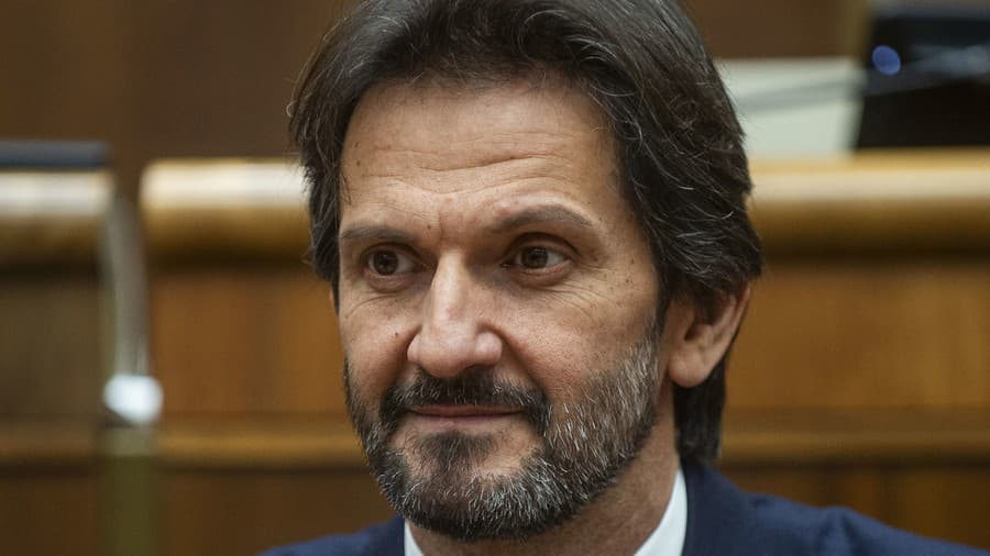 Podpredseda vlády a minister obrany SR Robert Kaliňák (Smer-SD).