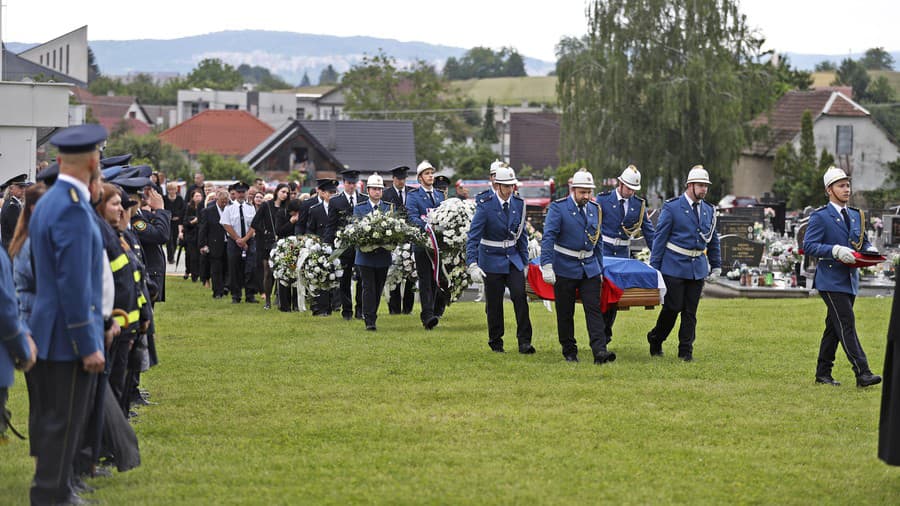 Truhlu s nebohým mladíkom