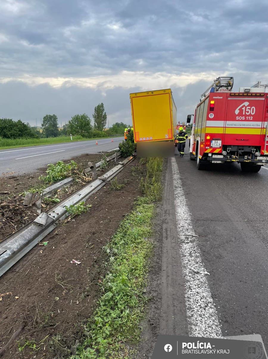 Podľa doposiaľ nezistených príčin vodič nákladného motorového vozidla narazil do zvodidiel