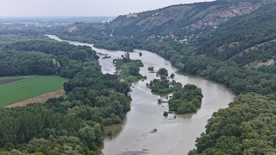 Hladina. rieky neustále stúpa.