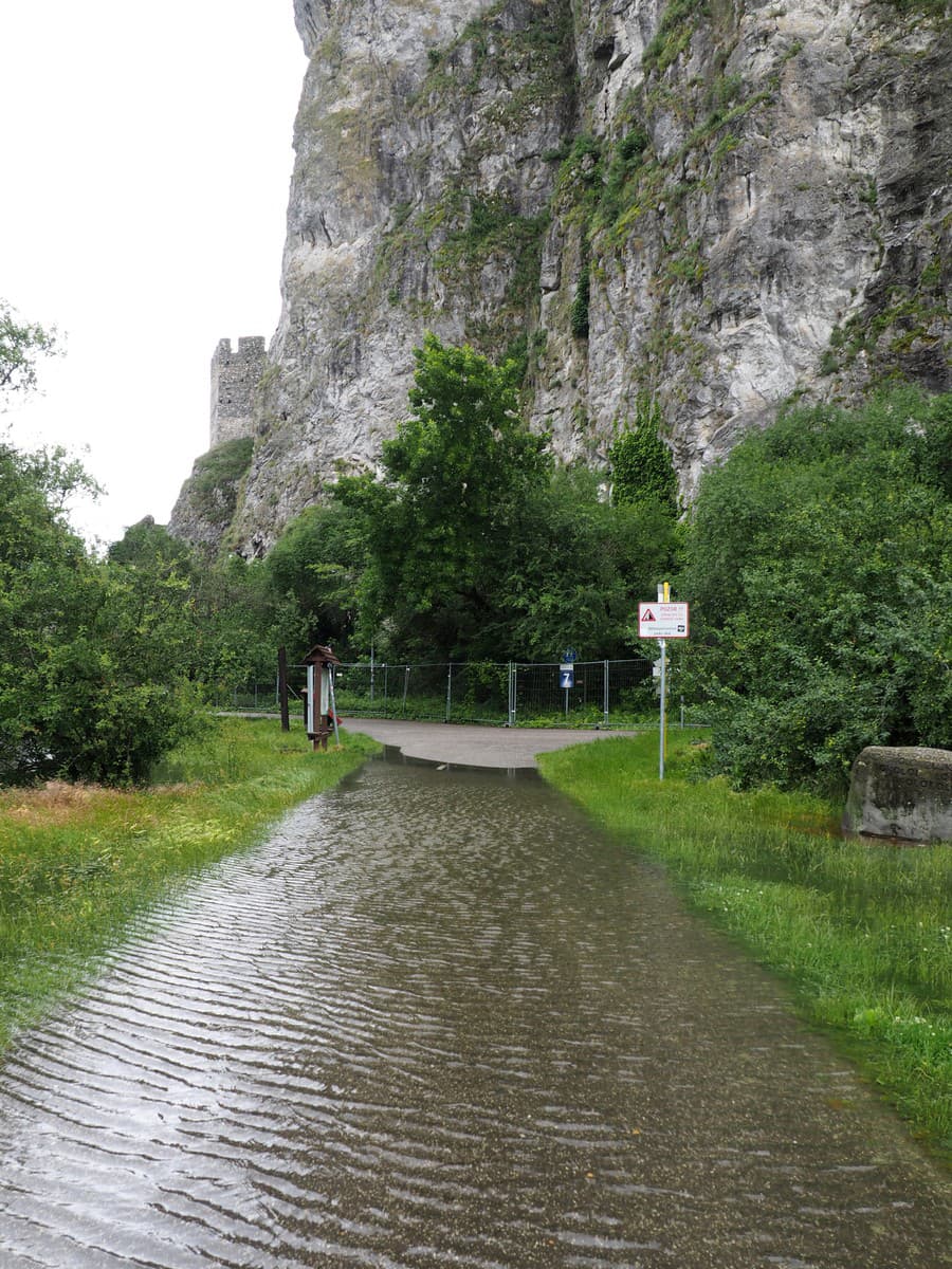 Čiastočne zaliata cyklocesta pri