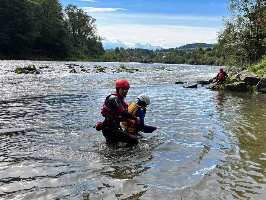 Dobrovoľníci pracujú aj vo