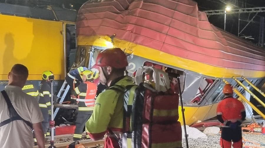  V Pardubiciach sa zrazil rýchlik s nákladným vlakom, hlásia obete.