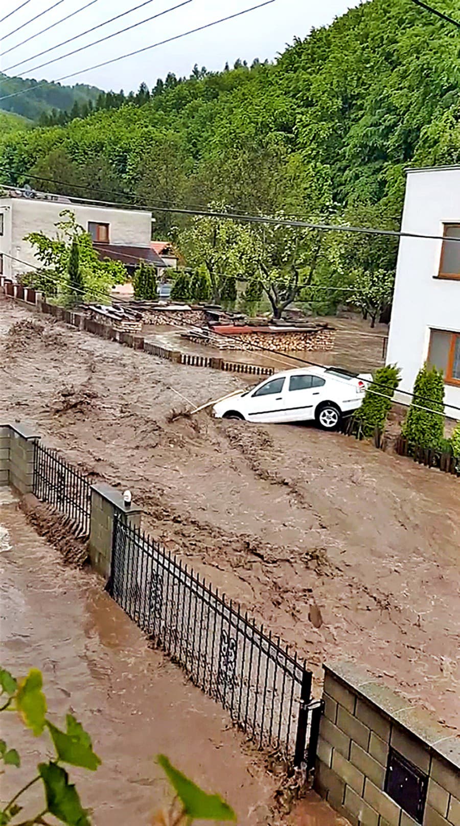 Auto by ste mali zaparkovať z dosahu vody už pri prvom podozrení na problémy