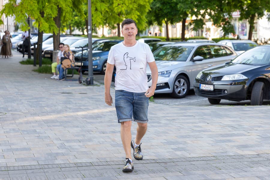 Andrej Bičan prišiel oblečený úplne nevhodne. 