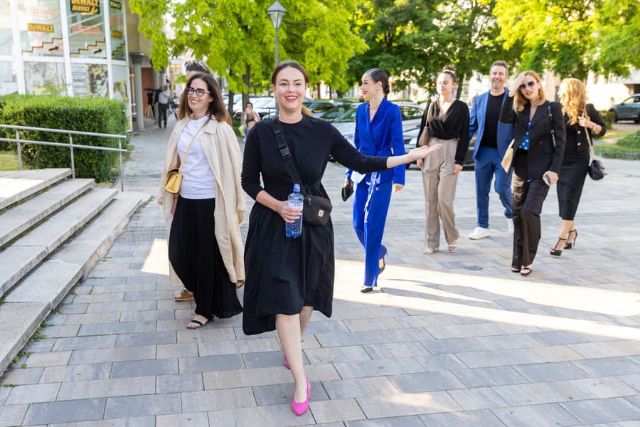 Dominika Kavaschová outfit doplnila ružovými lodičkami. 