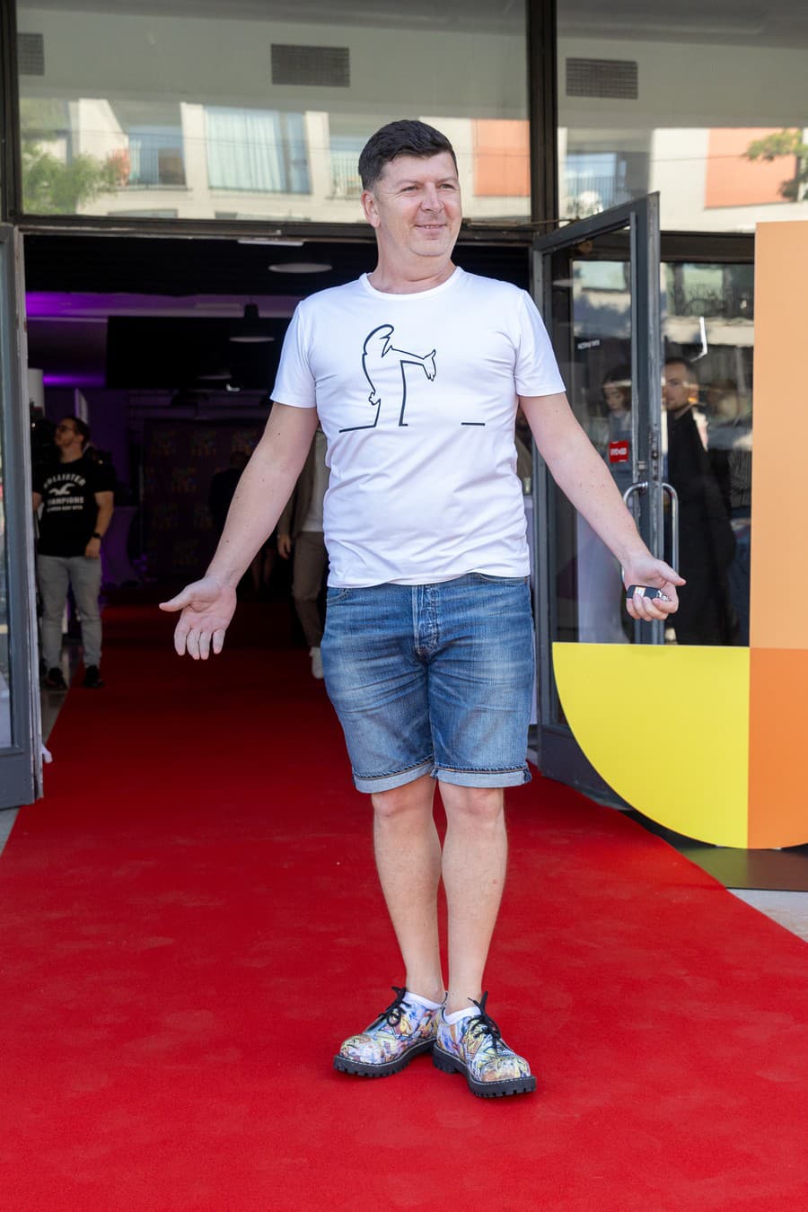 Bičan medzi ostatnými svojim outfitom vytŕčal. Nevedno, či to bol zámer. 