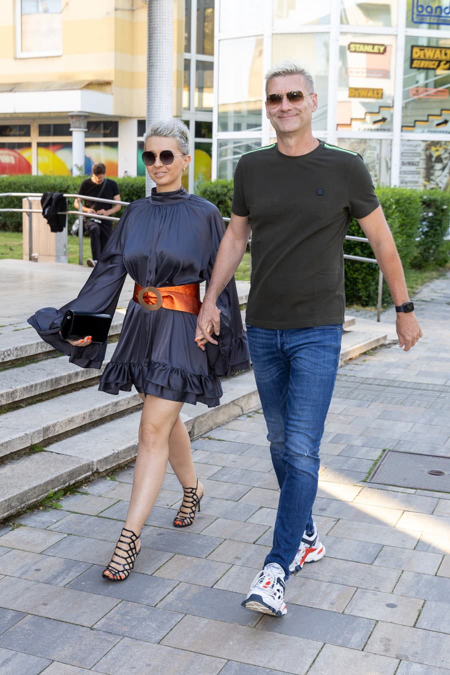 Andy Kraus s manželkou Jankou, ktorá zo šatníka vytiahla krátke šaty. 