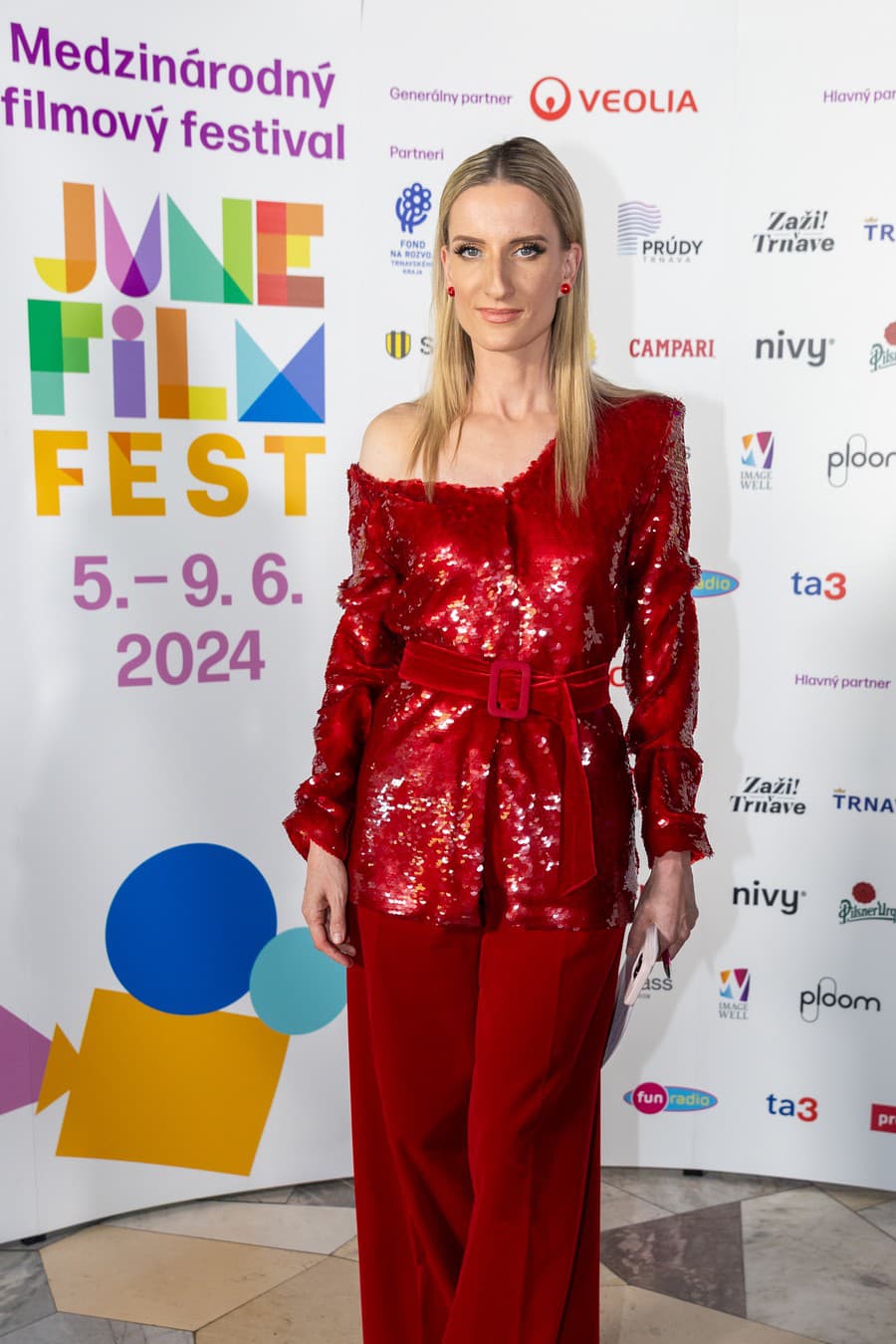 Adela prišla v najžiarivejšom outfite. 