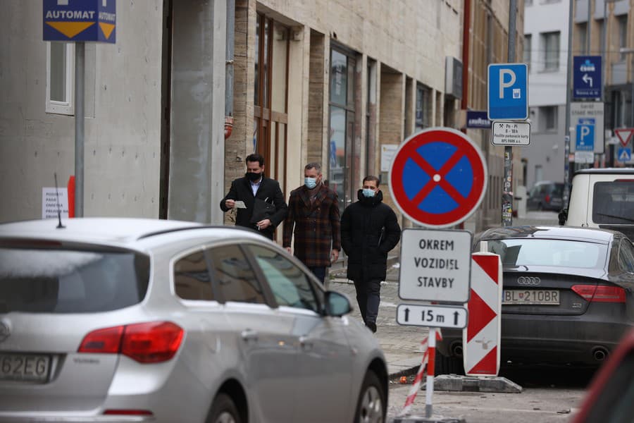 Nový Čas nachytal 18. 1. 2021 vtedy ešte lídra Hlasu pred luxusným krajčírstvom.