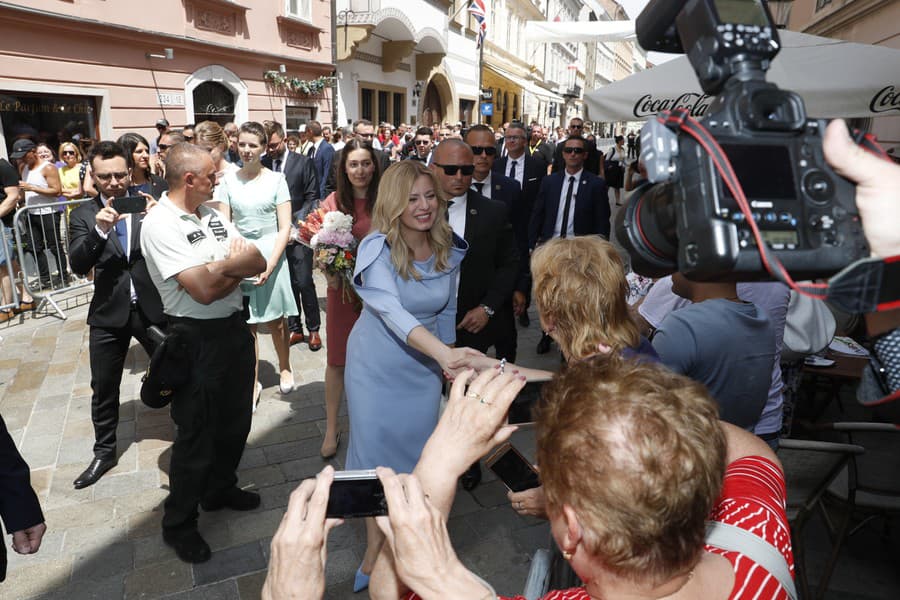 Zuzana Čaputová sa počas inaugurácie zdravila s priaznivcami v centre Bratislavy.