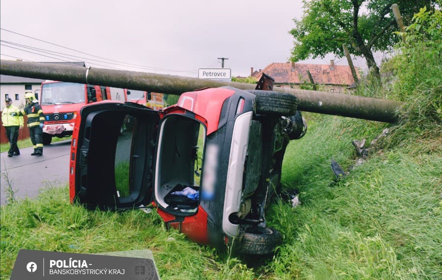 Vodička autom narazila do