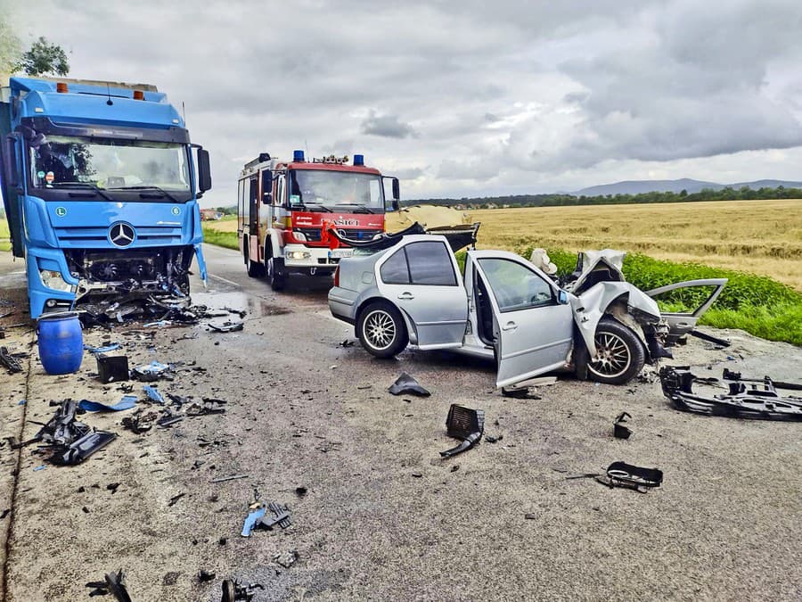 O sile nárazu svedčí aj výrazné poškodenie kamióna.