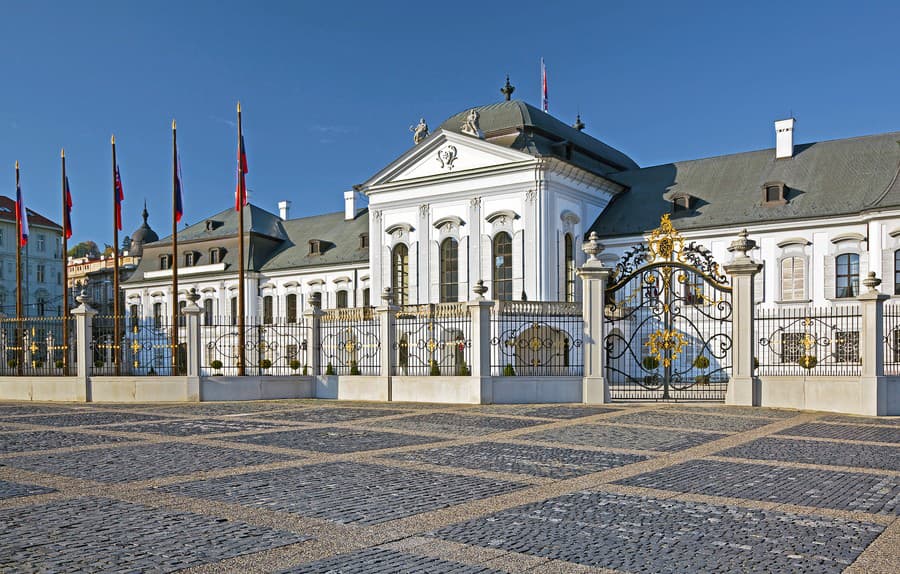 Prezidentský palác mu symbolicky odovzdá Zuzana Čaputová. 