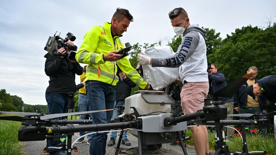 Dronmi rozsypávali zmes účinnej