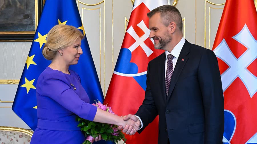 Na snímke nový prezident SR Peter Pellegrini a jeho predchodkyňa Zuzana Čaputová počas symbolického odovzdania Prezidentského paláca.