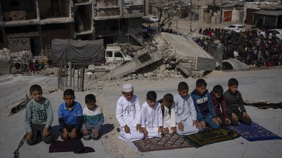 Palestínski chlapci sa modlia