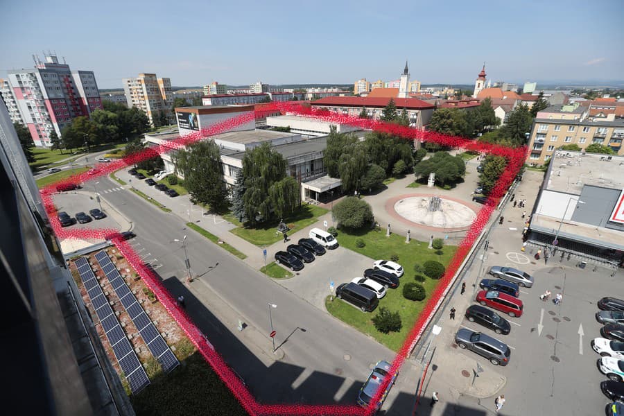 Do areálu mohli vstúpiť len akreditované médiá, ktoré prešli bezpečnostnou prehliadkou.