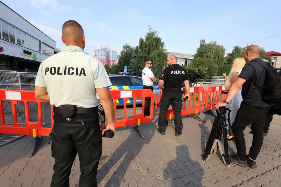 Zábrany blokovali priamy prístup vozidlám aj chodcom.