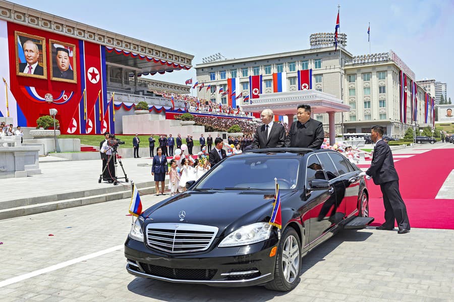 Na Kim Ir-senovo námestie sa priviezli spoločne v limuzíne.