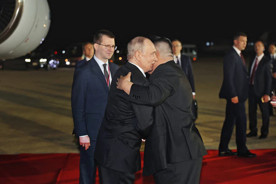 Kim Čong-un (vpravo) privítal Putina vrúcnym objatím.