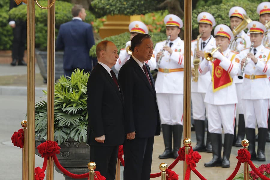 Na snímke ruský prezident Vladimir Putin a vietnamský prezident To Lam.