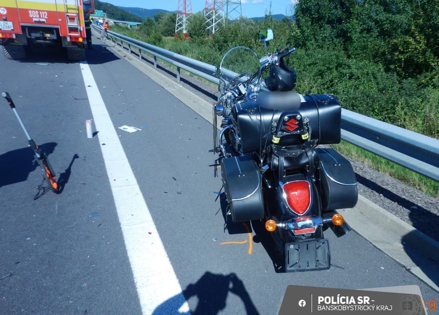 Kamión na diaľnici narazil do stojacich vozidiel.