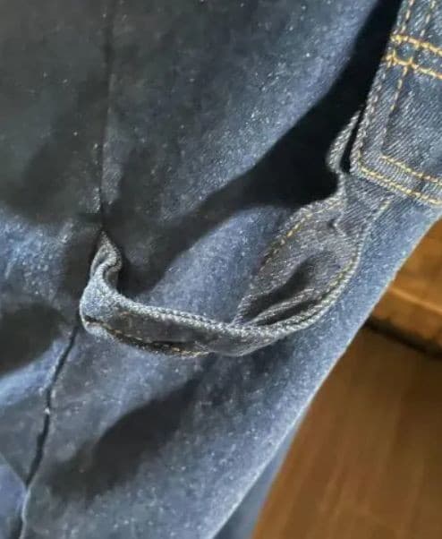 Na niektorých džínsoch sa objavuje toto pútko.