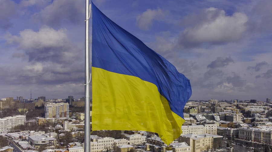 Ukrajinská vlajka nad mestom