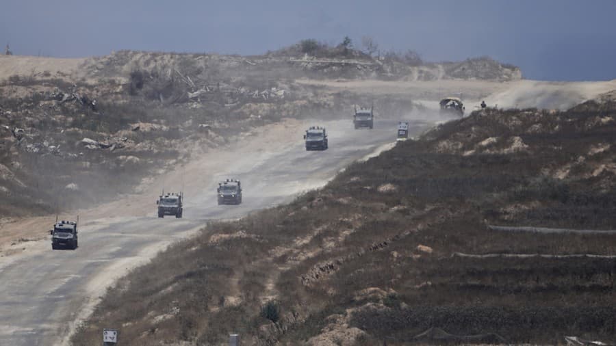 Kolóna izraelských vojenských vozidiel