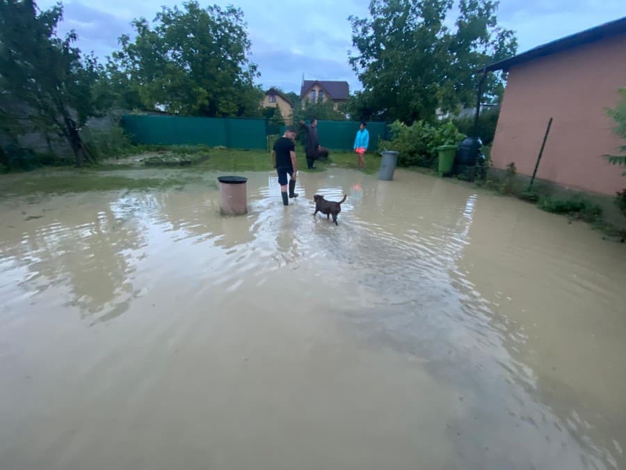 Voda zaplavila pozemky obyvateľov