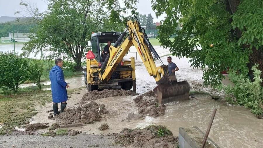 Voda zaplavila pozemky obyvateľov