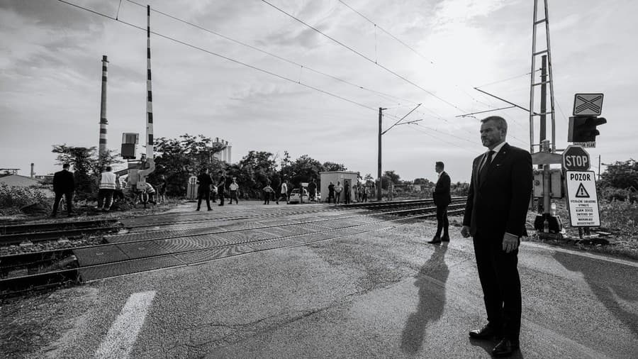 Prezident Peter Pellegrini na mieste tragickej zrážky v Nových Zámkoch.
