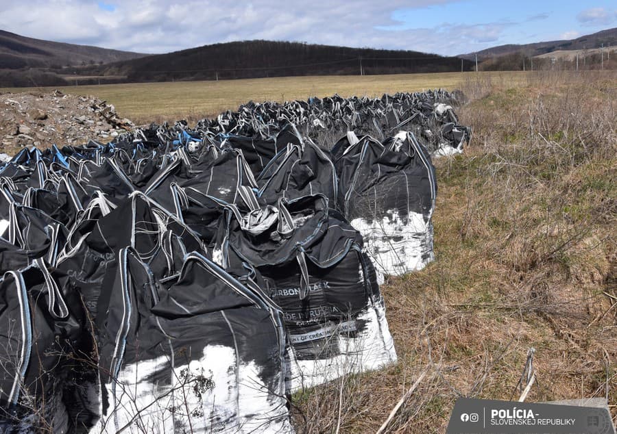 Enviropolícia obvinila dve osoby z nelegálneho uloženia nebezpečného odpadu.