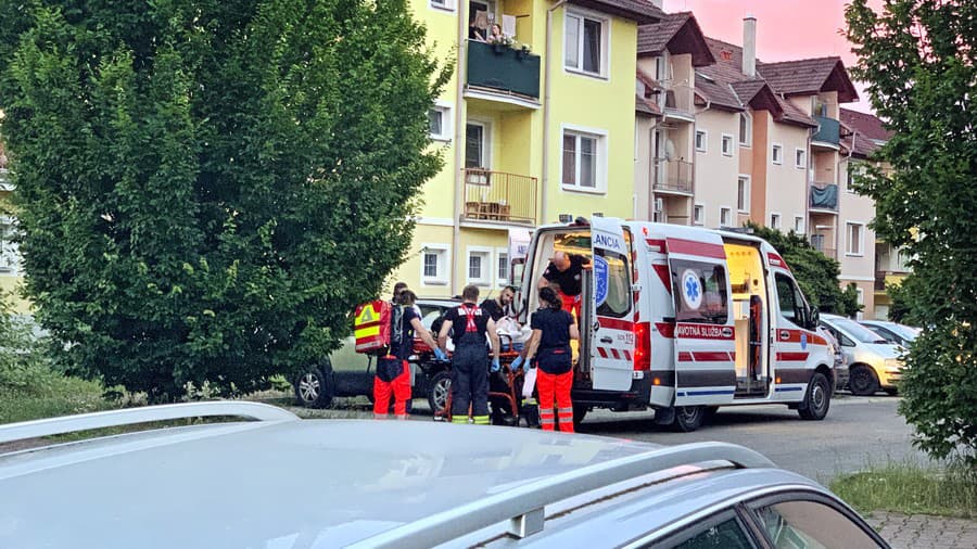 Záchranári transportovali ženu do