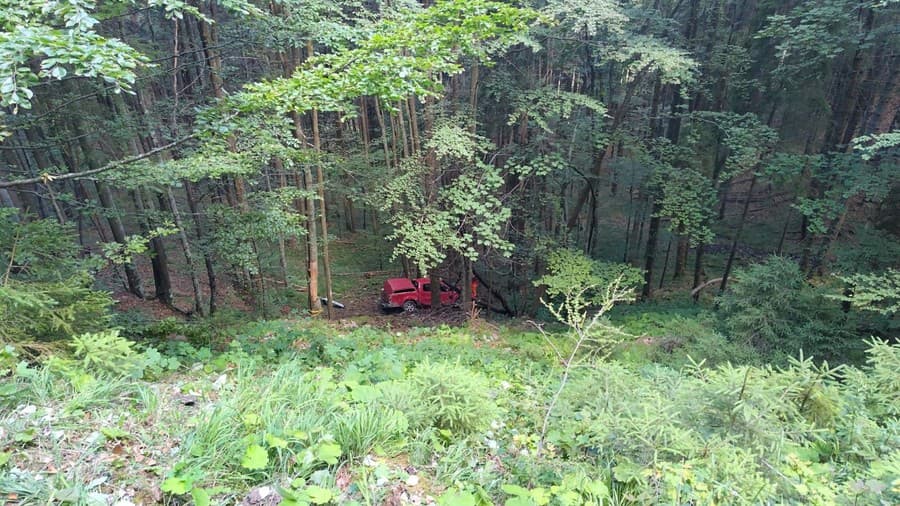 Prevrátenie a pád osobného automobilu v strmom lesnom poraste v oblasti Rakytov pod vrcholom Nevedomá neprežila jedna osoba.