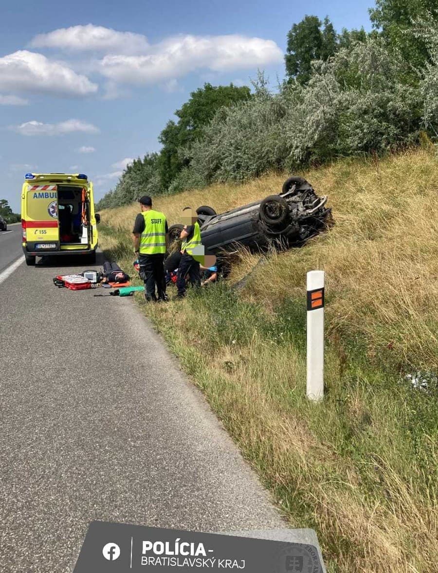 K dopravnej nehode došlo krátko pred 14.45h na diaľnici D2 v smere na Českú republiku. 