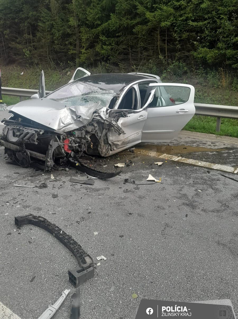  Pri odbočke na Oščadnicu sa zrazili osobné auto, dodávka a kamión.