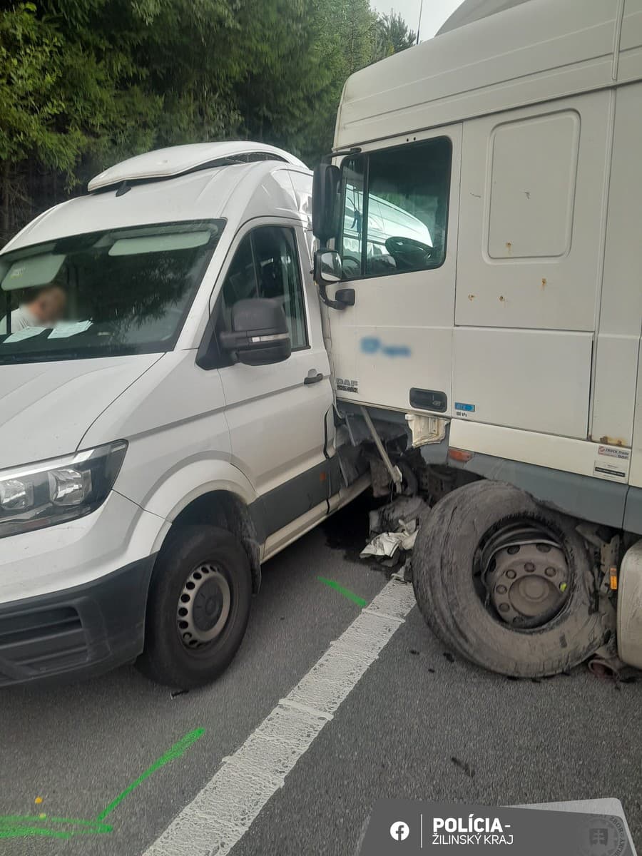  Pri odbočke na Oščadnicu sa zrazili osobné auto, dodávka a kamión.