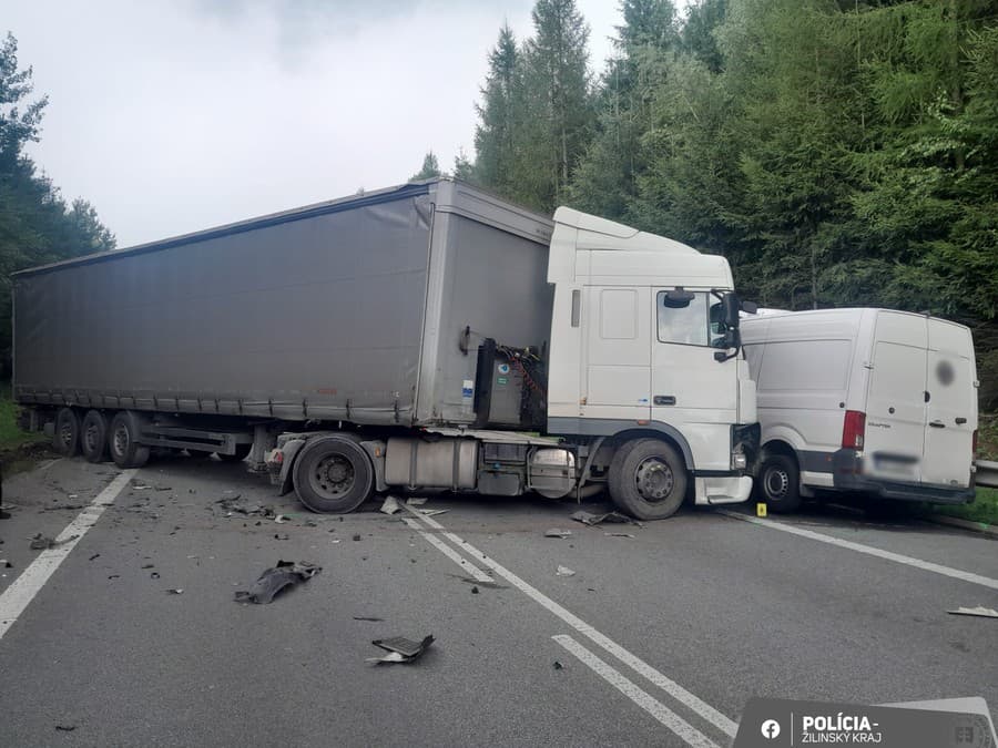  Pri odbočke na Oščadnicu sa zrazili osobné auto, dodávka a kamión.
